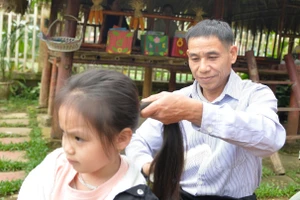 Thầy Hà Văn Anh - Trường Mầm non Kỳ Tân tận tình chăm sóc học trò của mình.