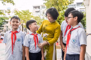 Cô trò Trường Tiểu học Nguyễn Tất Thành (Nam Định, Ninh Bình) trong ngày khai giảng năm học 2025 - 2026. 