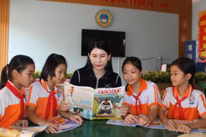 Cô Võ Thị Bé - nhân viên thư viện Trường Tiểu học thị trấn Lộc Hà (Lộc Hà, Hà Tĩnh).