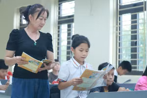 Cô trò Trường Tiểu học Nam Phương Tiến A (Xuân Mai, Hà Nội) trong giờ học trên lớp. Ảnh: Khôi Nguyên