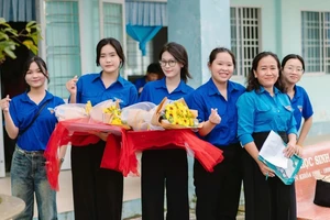 Cô Võ Trúc Xinh (người cầm bìa sách) tích cực tham gia công tác Đoàn. Ảnh: QM