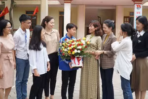 Cô Thái Thị Mai Hương cùng học trò Trung tâm GDNN-GDTX Đô Lương, Nghệ An. Ảnh: Hồ Lài