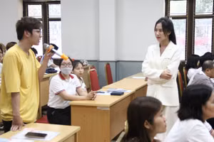 Sinh viên hệ vừa làm, vừa học của Viện Kinh tế Bưu điện (Học viện Công nghệ Bưu chính Viễn thông) được chia sẻ bí quyết để có học bổng đi du học. Ảnh: TG