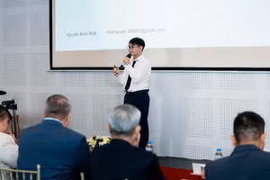 Nguyễn Minh Nhật, học sinh lớp 12, Trường THPT Long Xuyên (An Giang) trình bày ý tưởng khởi nghiệp về Smart Terrarium. Ảnh: NVCC