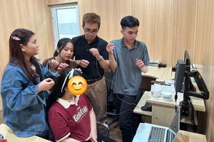 TS Giang Thiên Vũ (thứ 2 bên phải) cùng sinh viên nghiên cứu về trầm cảm. Ảnh: NVCC