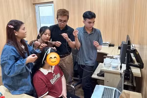 TS Giang Thiên Vũ (thứ 2 bên phải) cùng sinh viên nghiên cứu về trầm cảm. Ảnh: NVCC