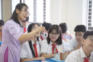 Cô, trò Trường THCS Bế Văn Đàn (Đống Đa, Hà Nội). Ảnh: Xuân Phú