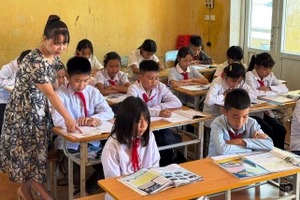 Cô Bùi Thị Giang Châu - Trường THCS Mường Chanh tận tình chỉ dạy học trò trên lớp.