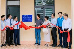 Công đoàn Giáo dục Việt Nam trao tặng nhà công vụ cho giáo viên vùng khó. Ảnh: NVCC