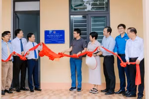 Công đoàn Giáo dục Việt Nam trao tặng nhà công vụ cho giáo viên vùng khó. Ảnh: NVCC