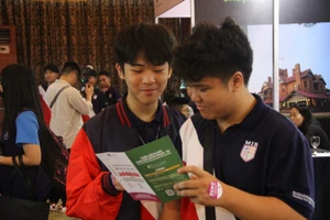 Học sinh dự triển lãm du học New South Wales Education Expo Vietnam 2024. Ảnh: Sỹ Điền