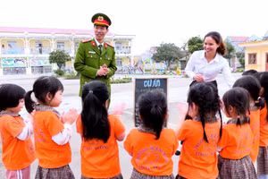 Phối hợp với Công an xã giáo dục an toàn giao thông cho trẻ tại Trường Mầm non Ứng Hòe (xã Vĩnh Lại, Hải Phòng).