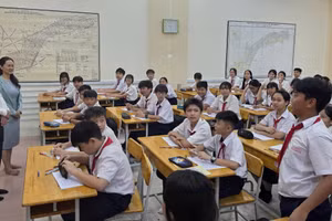 Ông Dương Văn Dân thăm hỏi học sinh Trường THCS Chánh Hưng khi đến học tập tại địa điểm mới. Ảnh: MA