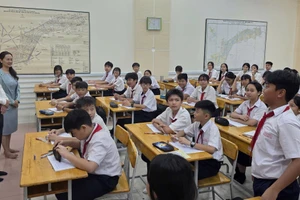 Ông Dương Văn Dân thăm hỏi học sinh Trường THCS Chánh Hưng khi đến học tập tại địa điểm mới. Ảnh: MA