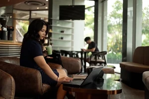 Khi người trẻ tập trung vào việc ổn định tài chính, sự do dự trong việc kết hôn của họ không đơn thuần chỉ là vấn đề vật chất. Ảnh: CNA 