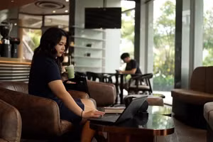 Khi người trẻ tập trung vào việc ổn định tài chính, sự do dự trong việc kết hôn của họ không đơn thuần chỉ là vấn đề vật chất. Ảnh: CNA 