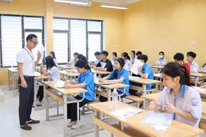 Thí sinh tham dự kỳ thi tuyển sinh vào lớp 10 THPT tại điểm thi THPT Quế Võ 1. Ảnh: TL