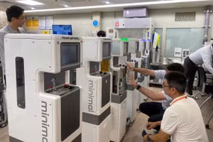 Lãnh đạo Trường Cao đẳng Lý Thái Tổ (Bắc Ninh) tham quan các nhà máy sản xuất ở nước ngoài để học hỏi kinh nghiệm. Ảnh: NTCC