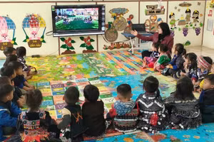 Cô giáo Đỗ Thị Loan dùng video tạo cảm xúc thu hút học trò. Ảnh: NTCC