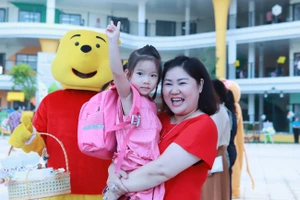 Cô và trò Trường Mầm non Họa Mi, phường Hoàng Liệt, Hà Nội. Ảnh: Đình Tuệ