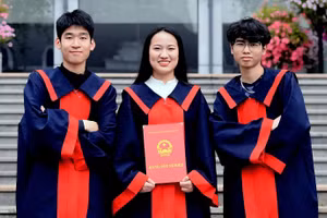 Nguyễn Ngọc Phương Anh và các bạn lớp 12 Lý 1. Ảnh: NVCC