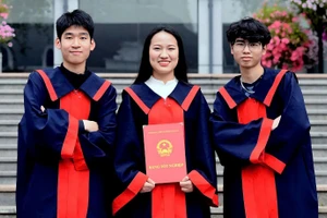 Nguyễn Ngọc Phương Anh và các bạn lớp 12 Lý 1. Ảnh: NVCC