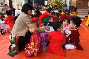 Học sinh Trường Mầm non Trung Yên (Tuyên Quang) tham gia hoạt động ngoại khóa mỹ thuật. Ảnh: NVCC