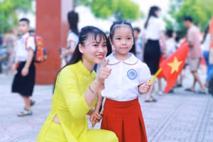 Giáo viên Trường Tiểu học Yên Nghĩa (Hà Đông, Hà Nội) chào đón học sinh vào lớp 1 năm học 2024 - 2025. Ảnh minh họa: Đình Tuệ