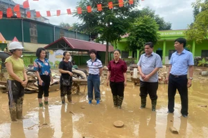 Bà Vương Ngọc Hà (thứ 3 từ phải sang) - Phó Chủ tịch UBND tỉnh Tuyên Quang thăm và động viên Trường Mầm non Hoa Mai (phường Hà Giang 2).