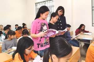 Cô Phạm Thị Thanh Hà - giáo viên Trường Tiểu học Hiến Nam (phường Phố Hiến, Hưng Yên) hướng dẫn học sinh trong giờ học. Ảnh: NVCC