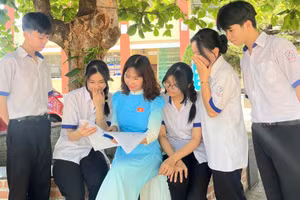Cô Võ Thị Minh Ngọc và học sinh Trường THPT Huỳnh Thúc Kháng. Ảnh: Trúc Hân