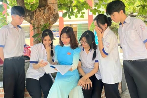 Cô Võ Thị Minh Ngọc và học sinh Trường THPT Huỳnh Thúc Kháng. Ảnh: Trúc Hân