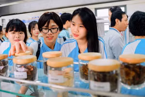 Học sinh TPHCM tìm hiểu nhóm ngành khoa học sức khỏe qua chương trình “Khám phá Thế giới áo Blouse trắng”.