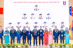 Trường Đại học Ngân hàng TPHCM vinh danh 12 giảng viên đạt chuẩn giáo sư, phó giáo sư và những giảng viên mới về công tác tại trường năm 2024. Ảnh: V.T