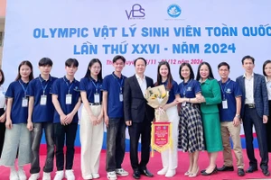 PGS.TS Triệu Hùng Trường (thứ 8 từ phải sang) - Phó Hiệu trưởng Trường Đại học Mỏ - Địa chất cùng sinh viên. Ảnh: NT