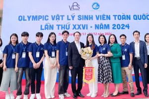 PGS.TS Triệu Hùng Trường (thứ 8 từ phải sang) - Phó Hiệu trưởng Trường Đại học Mỏ - Địa chất cùng sinh viên. Ảnh: NT