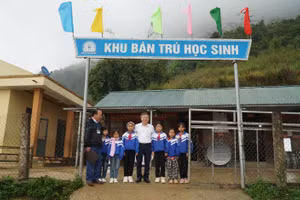 Đoàn công tác ngành Giáo dục đến thăm khu nhà ở bán trú của học sinh Trường PT DTBT Tiểu học Mường Lống 2 (Mường Lống, Nghệ An). Ảnh: Hồ Lài