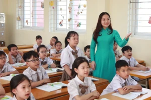 Cô, trò Trường Tiểu học Thịnh Liệt (Hoàng Mai, Hà Nội).