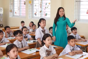 Cô, trò Trường Tiểu học Thịnh Liệt (Hoàng Mai, Hà Nội).