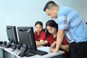 Thầy trò Trường Cao đẳng Hữu nghị (Nghệ An). Ảnh: NTCC