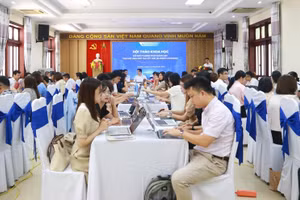 Trường Đại học Kinh tế, Đại học Đà Nẵng tập huấn ứng dụng mô hình đào tạo trực tiếp và trực tuyến Blended Learning. Ảnh: NTCC