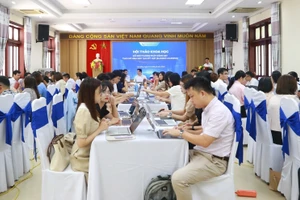 Trường Đại học Kinh tế, Đại học Đà Nẵng tập huấn ứng dụng mô hình đào tạo trực tiếp và trực tuyến Blended Learning. Ảnh: NTCC