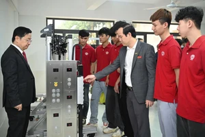 TS Lê Danh Quang (thứ ba từ phải sang) - Phó Hiệu trưởng Trường Cao đẳng Công nghệ cao Hà Nội cùng sinh viên tham quan doanh nghiệp liên kết. Ảnh: NTCC