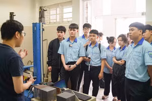 Học sinh Trường THPT Chi Lăng (Gia Lai) tham quan tại Trường Đại học Khoa học Tự nhiên (ĐHQG TPHCM). Ảnh: NTCC