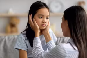 Thay vì cấm con trải nghiệm, chi bằng dám để con sai và âm thầm quan sát để hỗ trợ. Ảnh minh họa: ITN