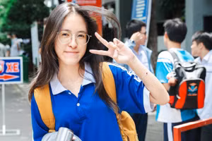 Học sinh dự thi đánh giá năng lực đợt 2 năm 2025 do Đại học Quốc gia TPHCM tổ chức ngày 1/6. Ảnh: HUIT