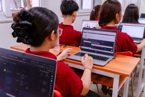 Sinh viên ngành Thương mại điện tử tại Trường Cao đẳng Bách khoa (Hà Nội) trong một buổi học. Ảnh: CĐBK