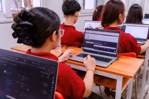 Sinh viên ngành Thương mại điện tử tại Trường Cao đẳng Bách khoa (Hà Nội) trong một buổi học. Ảnh: CĐBK