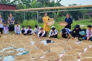 Học sinh Trường THCS Thụy Liên thăm cơ sở làm sản phẩm thủ công mỹ nghệ trên địa bàn. Ảnh: NTCC