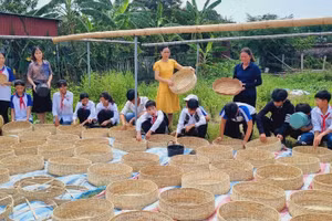 Học sinh Trường THCS Thụy Liên thăm cơ sở làm sản phẩm thủ công mỹ nghệ trên địa bàn. Ảnh: NTCC